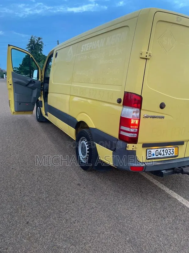 Mercedes-Benz Sprinter 2011 Yellow · Photo 1