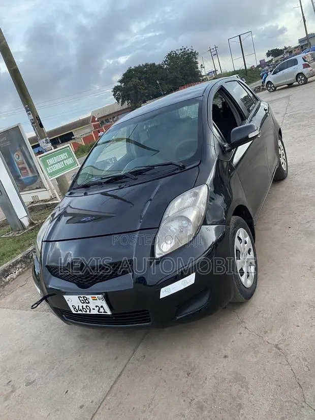 Toyota Vitz 1.3 AWD 5dr 2010 Black · Photo 1
