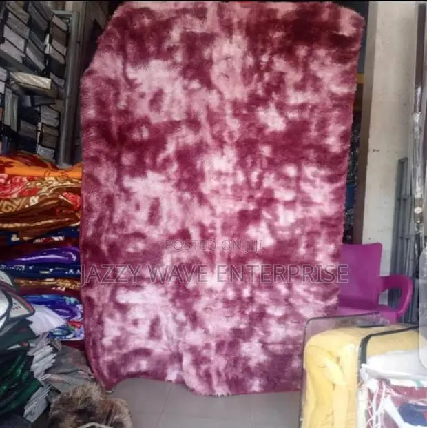 Big Fluffy Carpet 200 by 300cm · Photo 1