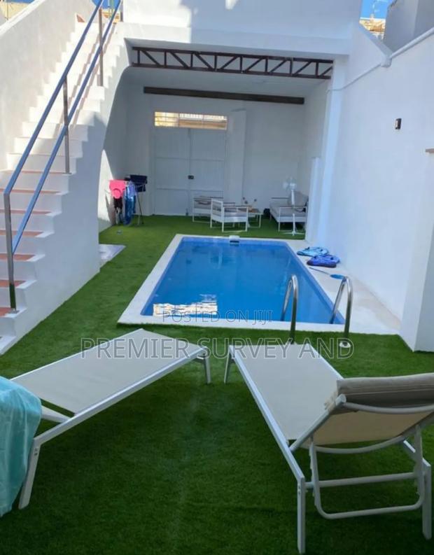 Swimming Pool Construction · Photo 4