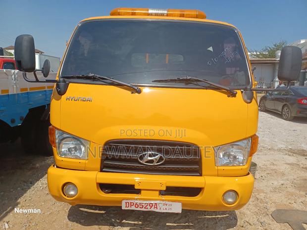 Hyundai Mighty Double Cabin Yellow · Photo 2