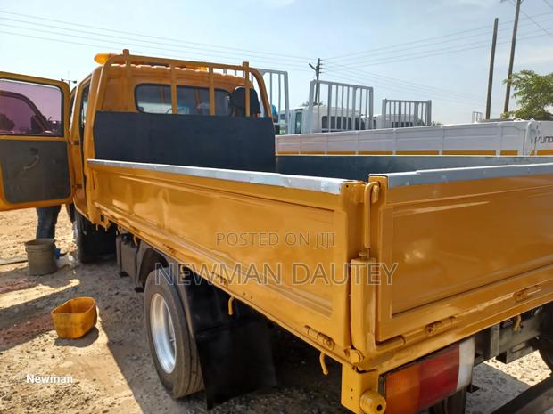 Hyundai Mighty Double Cabin Yellow · Photo 3