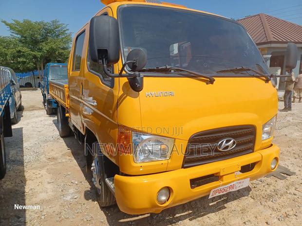 Hyundai Mighty Double Cabin Yellow · Photo 5