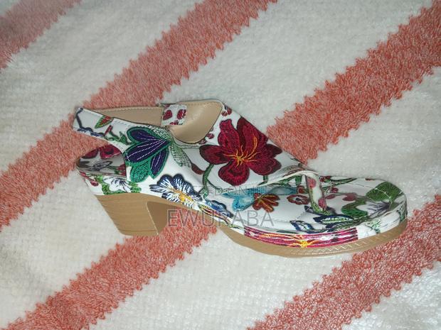 Ladies Classics Sandals · Photo 3