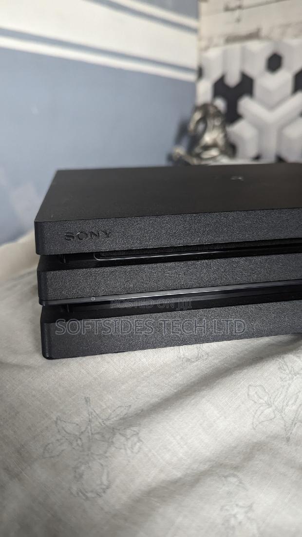 Playstation 4 Pro Jailbreak With 13 Games and Controller · Photo 3
