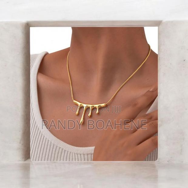 Liquid Shaped Pendant Necklace · Photo 1