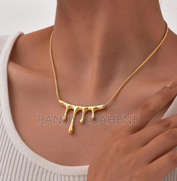 Liquid Shaped Pendant Necklace · Photo 2