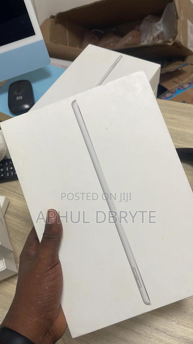 New Apple iPad 9.7 64 GB Silver · Photo 1