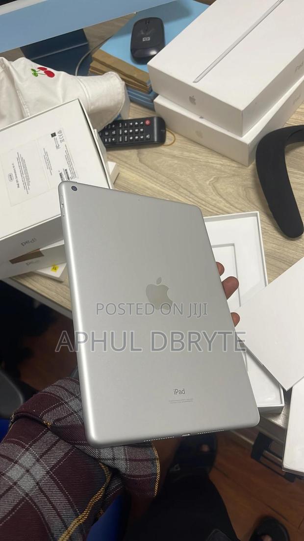 New Apple iPad 9.7 64 GB Silver · Photo 2