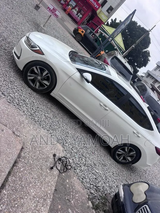 Hyundai Elantra 2017 White · Photo 1