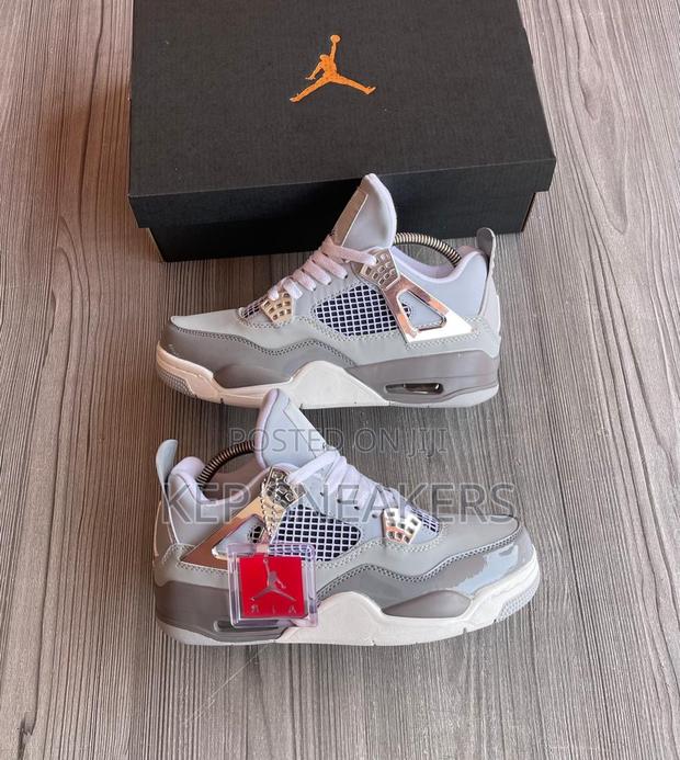 Air Jordan 4 Retro ‘Frozen Moments’ · Photo 1