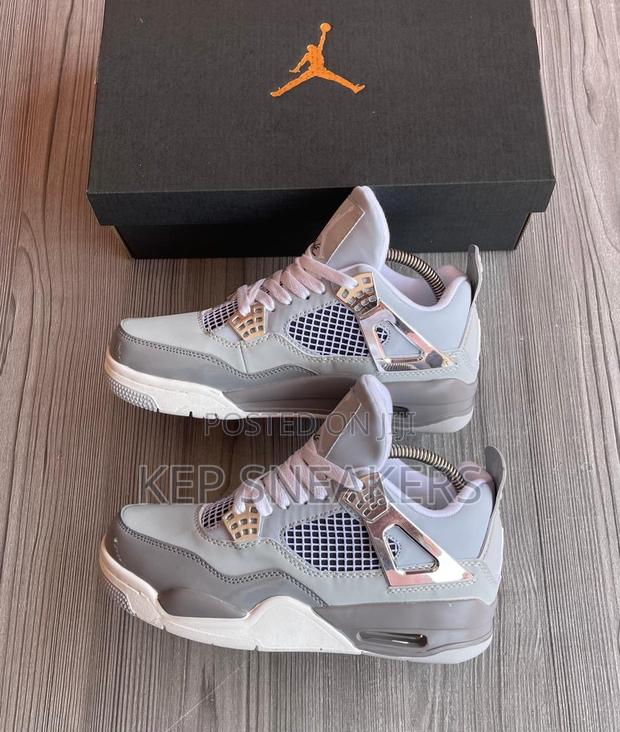 Air Jordan 4 Retro ‘Frozen Moments’ · Photo 2