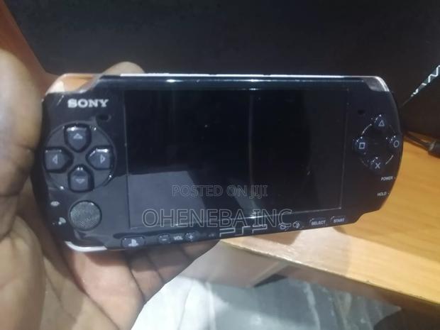 PSP Portable Version 3000 Black · Photo 2