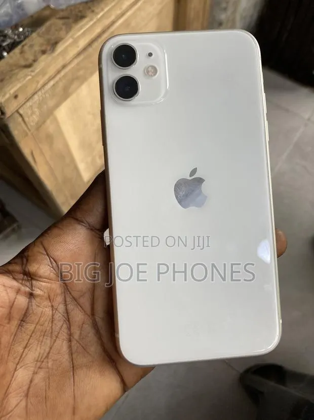 New Apple iPhone 11 128 GB White · Photo 1