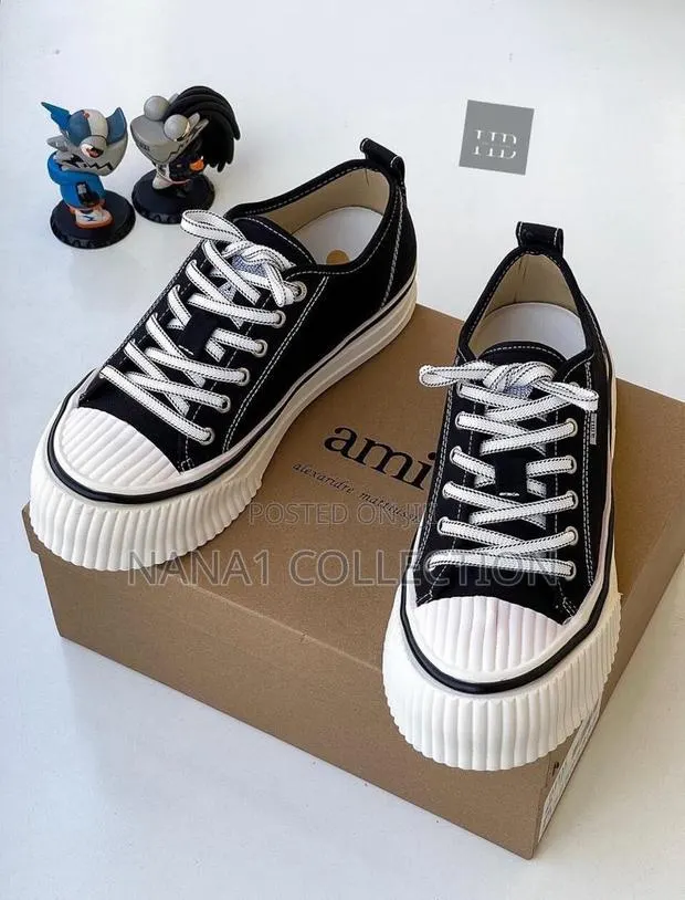 Ami Paris Low Top Sneakers · Photo 1