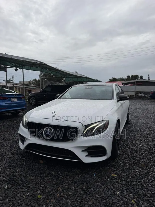 Mercedes-Benz E300 2018 White · Photo 1