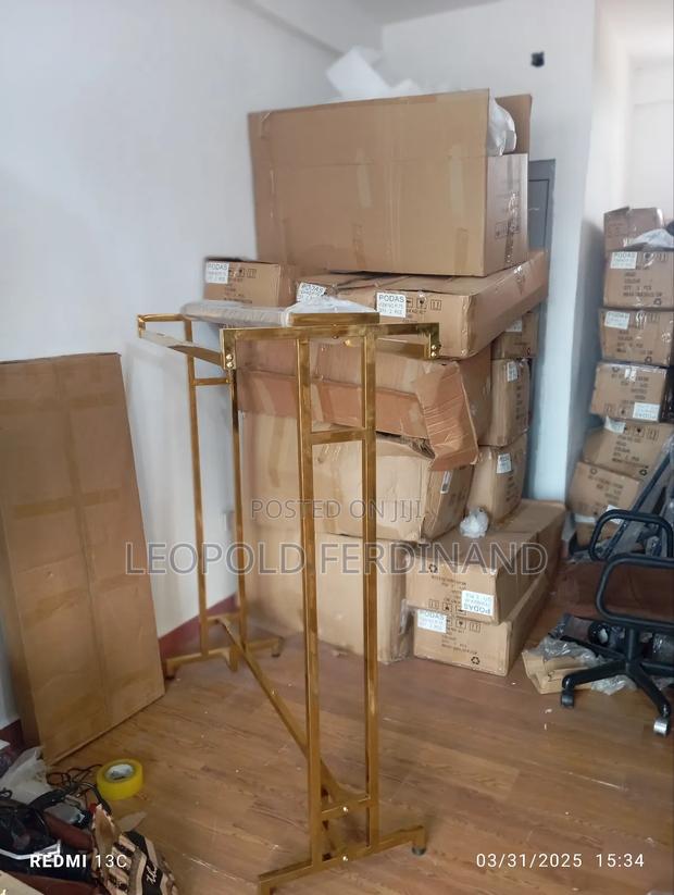 Golden Clothing Rack · Photo 7