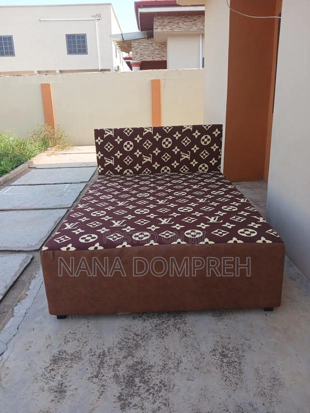 Brown on Brown Lv Bed · Photo 1