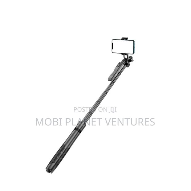 Bluetooth Selfie Stick Tripod · Photo 5