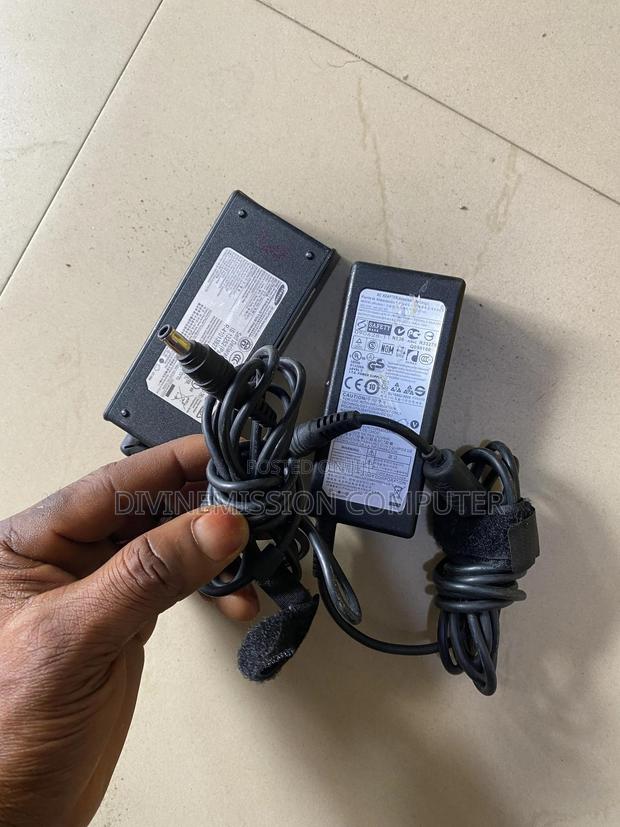 Samsung Laptop Charger/Adapter Uk Used 19v 3.16a 65w · Photo 2