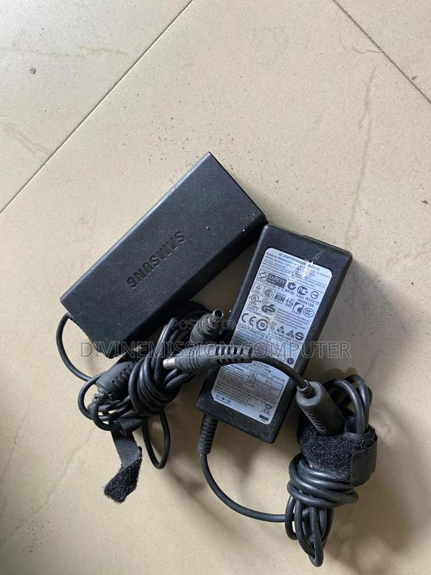 Samsung Laptop Charger/Adapter Uk Used 19v 3.16a 65w · Photo 1