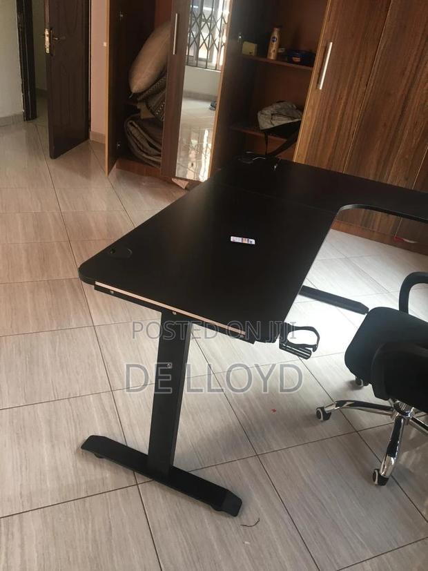 L Shaped RGB Table · Photo 2