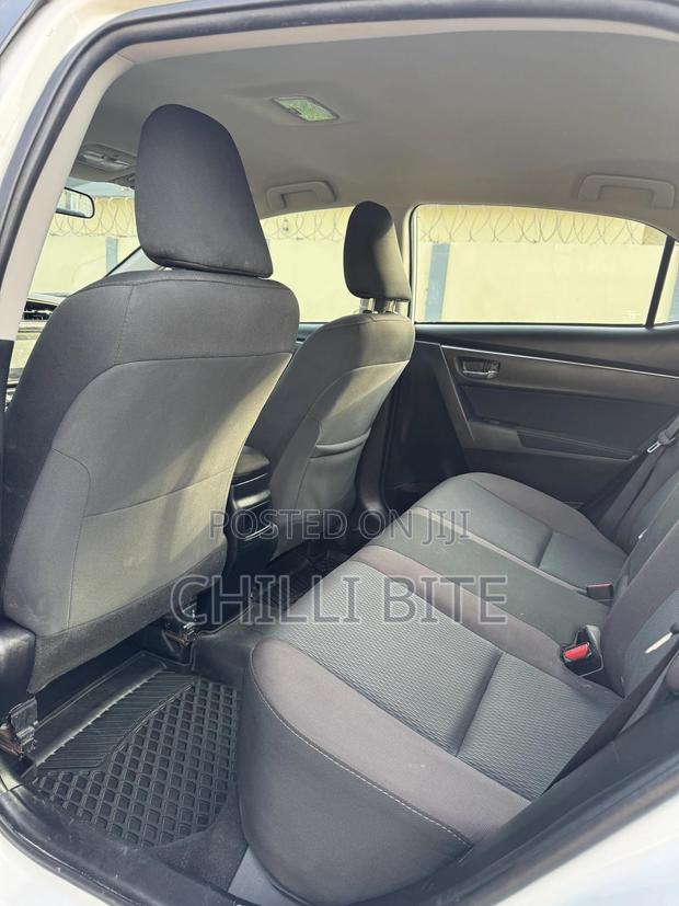 Toyota Corolla LE Eco (1.8L 4cyl 2A) 2018 White · Photo 4