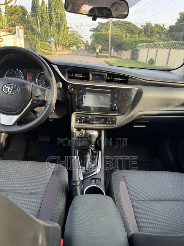 Toyota Corolla LE Eco (1.8L 4cyl 2A) 2018 White · Photo 3
