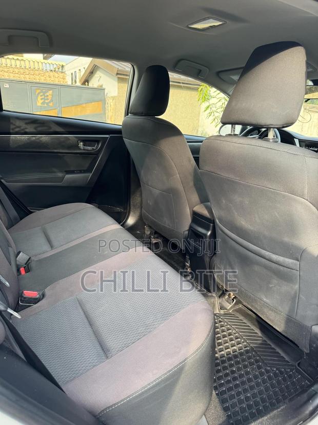 Toyota Corolla LE Eco (1.8L 4cyl 2A) 2018 White · Photo 6
