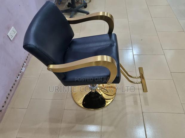 Basic Gold Styling Chair · Photo 1