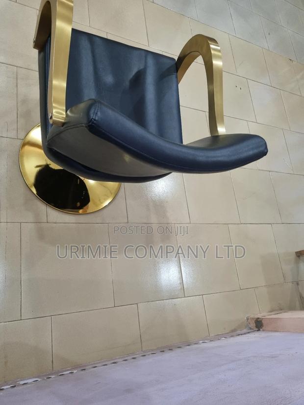 Basic Gold Styling Chair · Photo 2