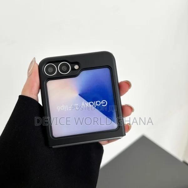 North Face Puffer Case for Samsung Z Flip 6 5 4 3 · Photo 5