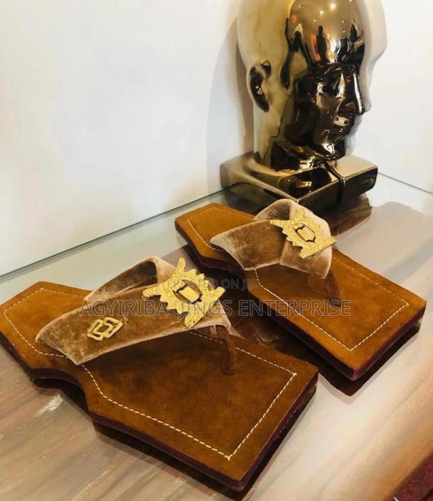 Ahenema Slippers · Photo 2