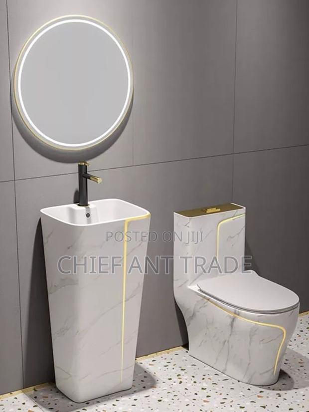 M02-2 Set of Wc and Basin. Toilet Seat · Photo 1