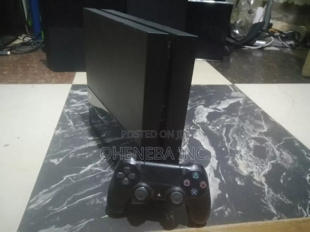 Ps4 With FC27 + Other Games + 2 Controller · Photo 4