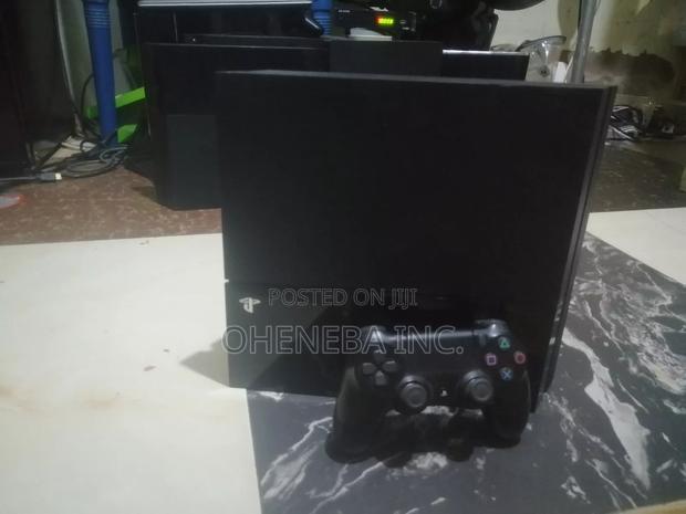 Ps4 With FC27 + Other Games + 2 Controller · Photo 5