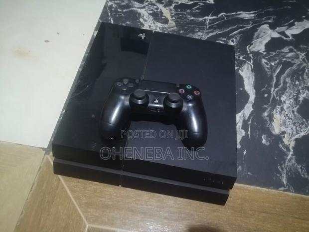 Ps4 With FC27 + Other Games + 2 Controller · Photo 1