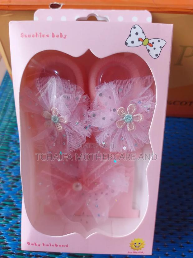 Baby Girl Shoe Socks With Head Band · Photo 1