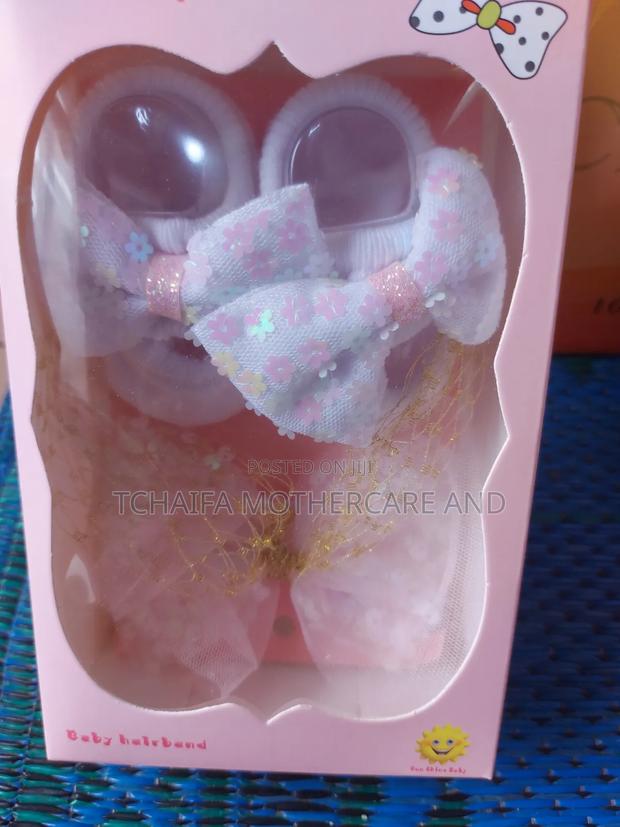 Baby Girl Shoe Socks With Head Band · Photo 3