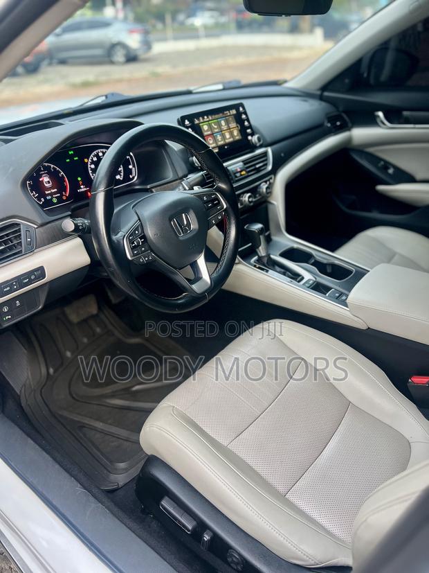 Honda Accord Touring 2018 White · Photo 3