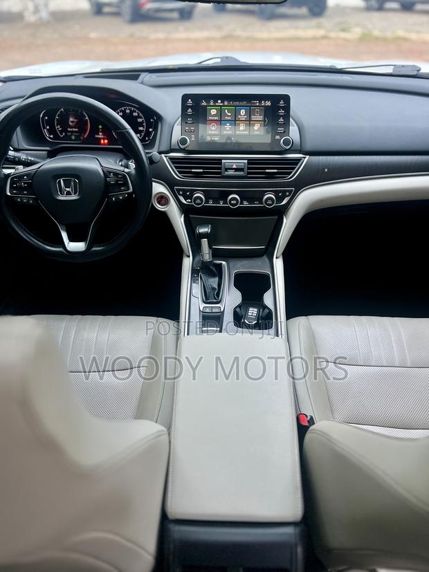 Honda Accord Touring 2018 White · Photo 4