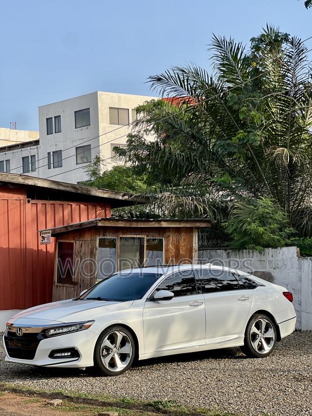 Honda Accord Touring 2018 White · Photo 2