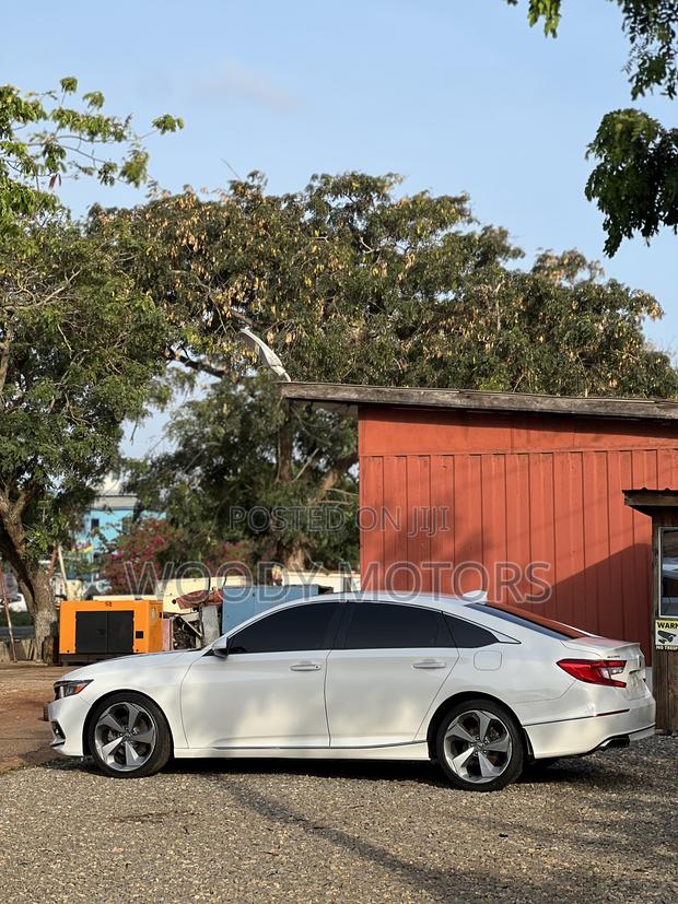 Honda Accord Touring 2018 White · Photo 8