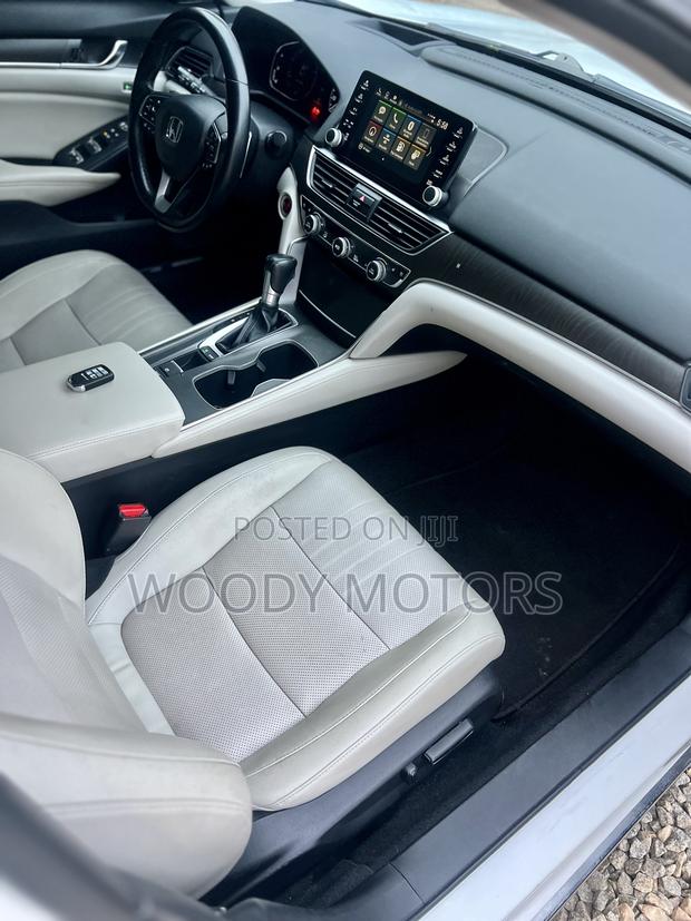 Honda Accord Touring 2018 White · Photo 5