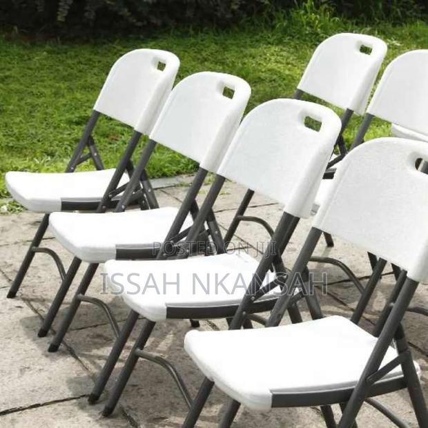 Wwhite Plastic Folding Chairs · Photo 1