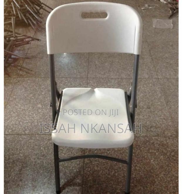 Wwhite Plastic Folding Chairs · Photo 2