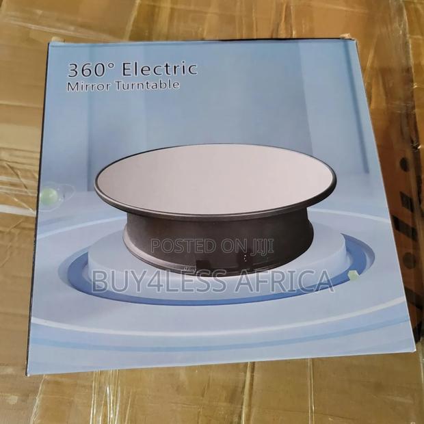 Rotating Display Stand With Mirror Finish · Photo 1