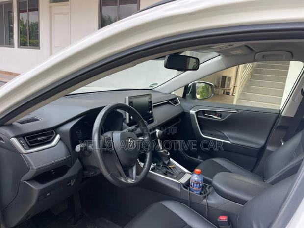 Rent Toyota Rav4 Hybrid · Photo 2