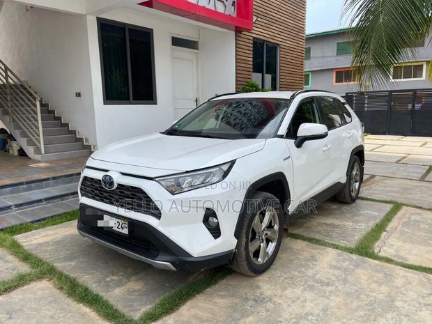 Rent Toyota Rav4 Hybrid · Photo 3