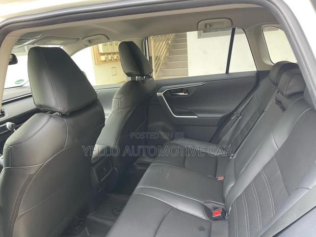 Rent Toyota Rav4 Hybrid · Photo 4